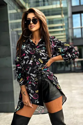 Camicia oversize ampia nera con diverse scritte multicolore